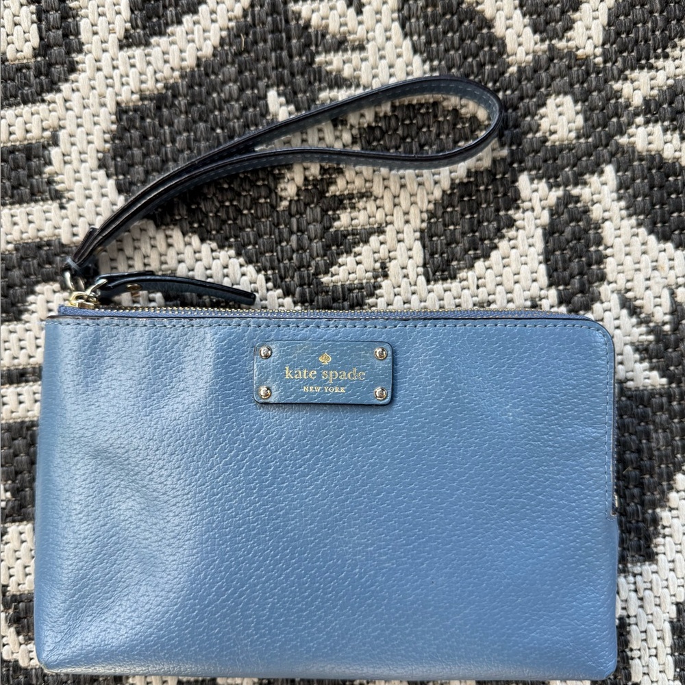 Kate Spade Blue Pebbled Leather Wristlet VGUC
Smoke/Pet Free Home